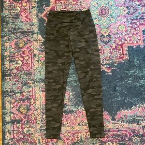 Onzie Camo Leggings Size M/L